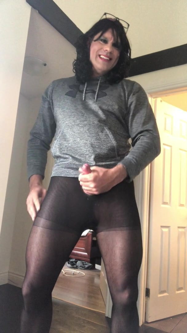 Nikky Coxx Pantyhose eats cum
